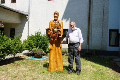 video s a sfintit statuia sfantului padre pio in gradina bisericii romano catolica sfantul iosif din baia mare 68767ef86cc7e