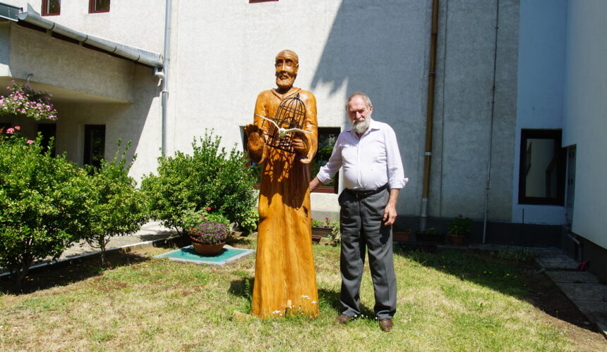 video s a sfintit statuia sfantului padre pio in gradina bisericii romano catolica sfantul iosif din baia mare 68767ef86cc7e