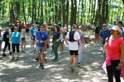 ziua lacului albastru singurul lac din lume care isi schimba culoarea a fost sarbatorit de maramureseni 687c5a4fe4fe7