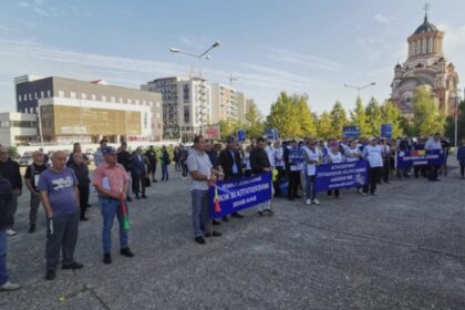 video reprezentatii confederatiilor sindicale din judetul maramures au pichetat din nou in fata prefecturii 68b0574cb853b