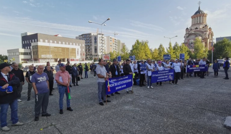 video reprezentatii confederatiilor sindicale din judetul maramures au pichetat din nou in fata prefecturii 68b0574cb853b