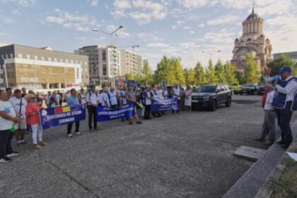 video reprezentatii confederatiilor sindicale din judetul maramures au pichetat in fata prefecturii 68a5d89e29bc8