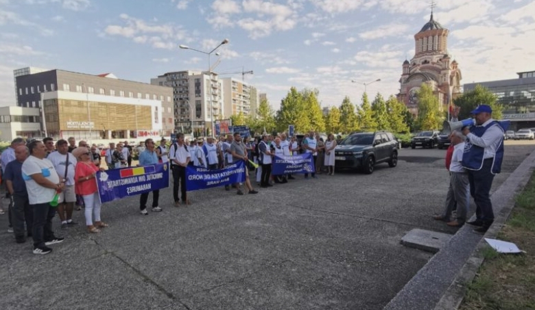 video reprezentatii confederatiilor sindicale din judetul maramures au pichetat in fata prefecturii 68a5d89e29bc8