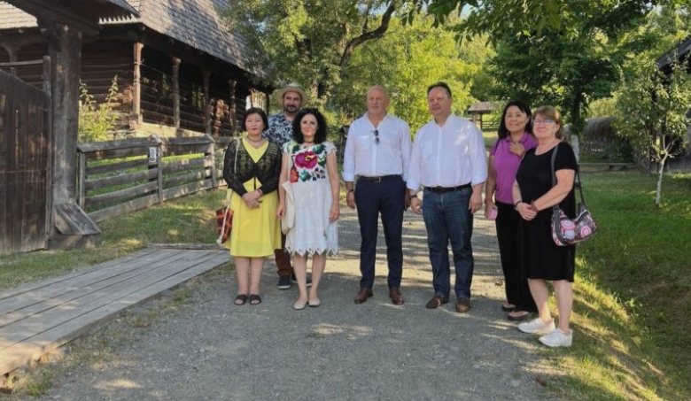 vizita diplomatica la muzeul satului din baia mare 68a2e63deacbb