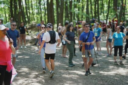 ziua lacului albastru singurul lac din lume care isi schimba culoarea a fost sarbatorit de maramureseni 68ab8ce369b8d
