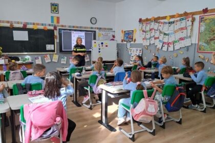 recea politistii biroului siguranta scolara alaturi de elevi 68cbd068b0ae5