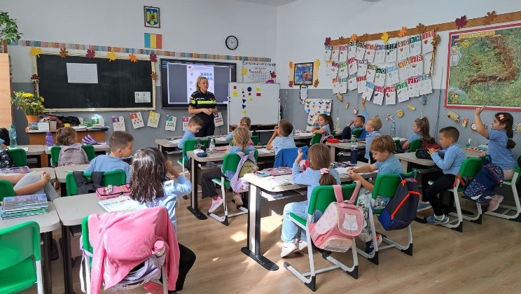recea politistii biroului siguranta scolara alaturi de elevi 68cbd068b0ae5