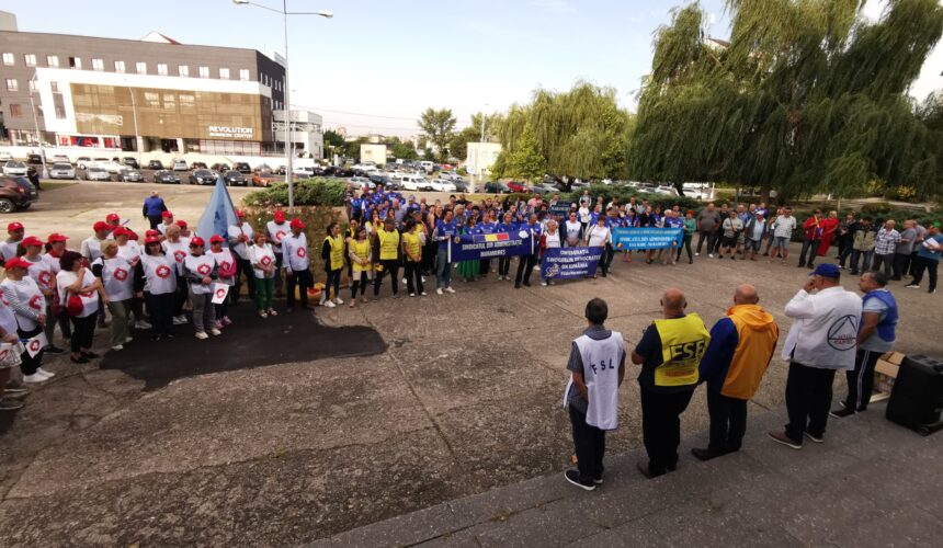 video este a patra saptamana cand reprezentantii confederatiilor sindicale protesteaza in fata prefecturii 68c1d1535692e
