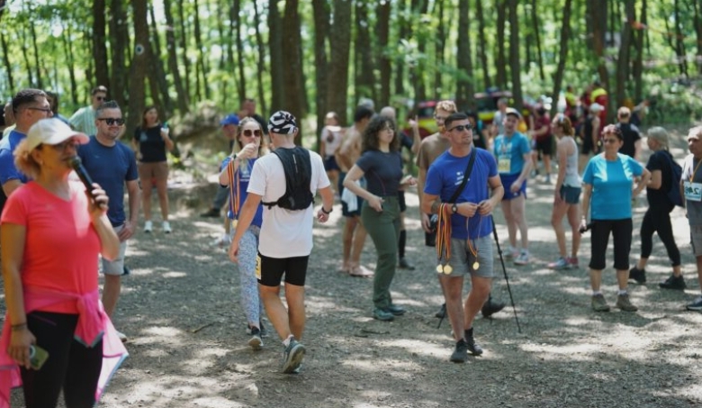 ziua lacului albastru singurul lac din lume care isi schimba culoarea a fost sarbatorit de maramureseni 68b4fb4ad817b