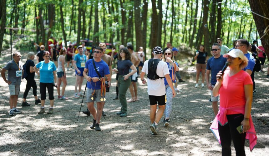 ziua lacului albastru singurul lac din lume care isi schimba culoarea a fost sarbatorit de maramureseni 68be6e35ac5d1