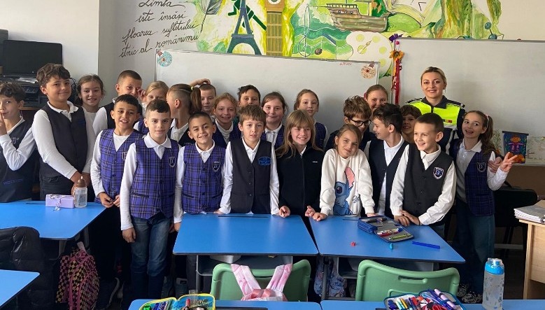 baia mare politisti la intalniri cu elevii in cadrul proiectului scoate violenta scolara din anonimat 68ef90d26b034