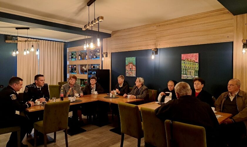 sighet politisti la discutii cu varstnicii 68de1ee8057ce