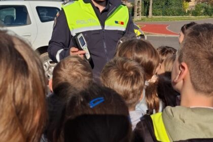 ipj elevi la discutii cu politistii 690f20f5de77a