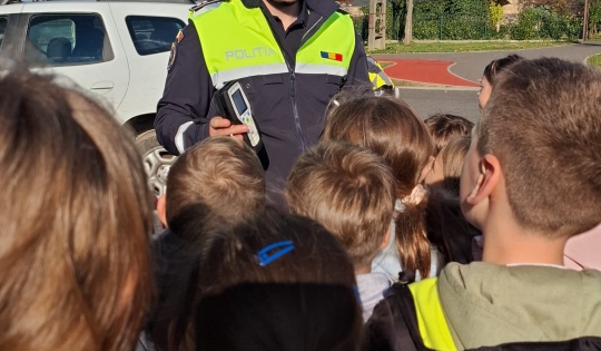 ipj elevi la discutii cu politistii 690f20f5de77a