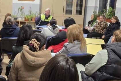 lapus intalnire a politistilor cu elevi si cu parinti 691c62b448581