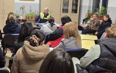 lapus intalnire a politistilor cu elevi si cu parinti 691c62b448581