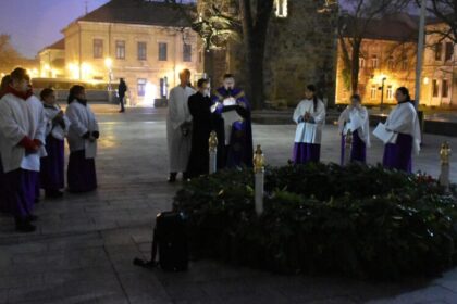 prima duminica de advent s a aprins prima lumanare de advent pe coroana uriasa din tintirim 692c5b51046fd