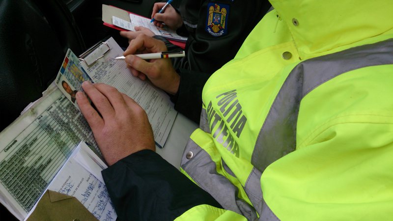 recea zeci de masini oprite la verificari 13 amenzi si trei certificate de inmatriculare retinute 69135e1f45810