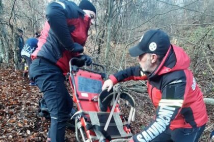 salistea de sus interventie a salvamontistilor in urma unui accident forestier 69248406991e6