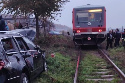 ticau accident produs pe o trecere la nivel cu calea ferata care era neautorizata 690a169e9d253
