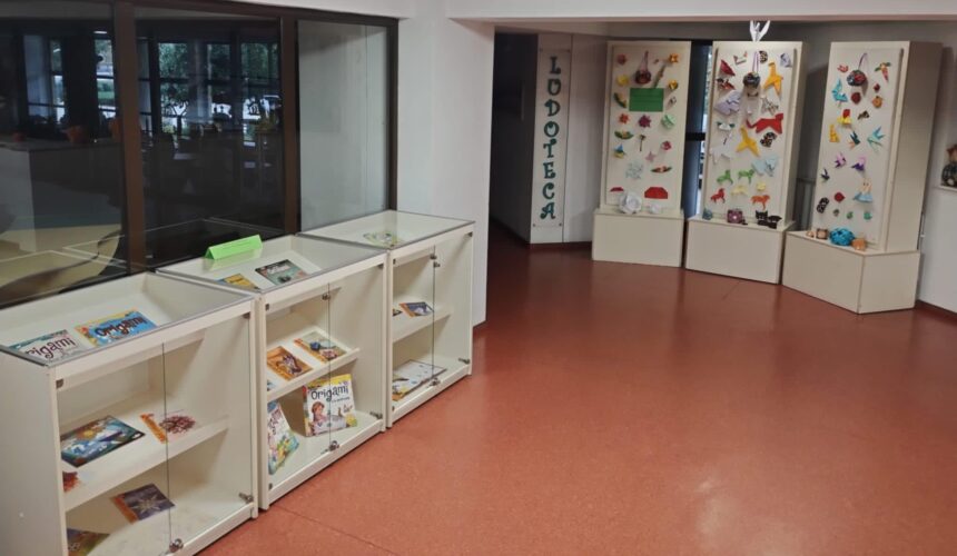 ziua mondiala origami magia hartiei pliate din expozitiile de carte si figurine la biblioteca judeteana 691310d2d3516