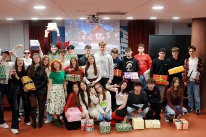 biblioteca judeteana elevi la un atelier de impachetat cadouri 693404ec83a0a