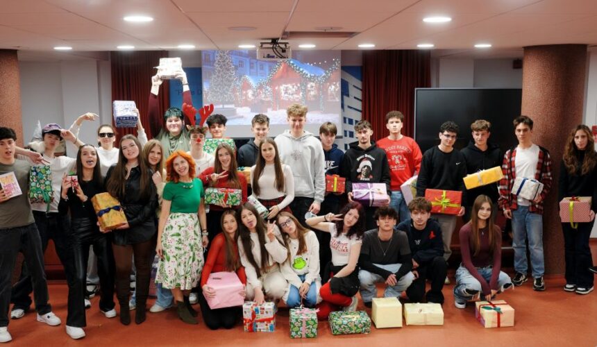 biblioteca judeteana elevi la un atelier de impachetat cadouri 693404ec83a0a