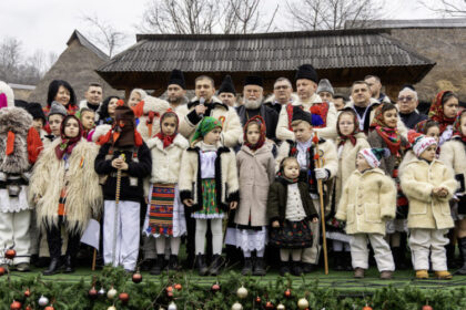craciun in maramures inseamna traditii vii comunitati unite si mii de colindatori veniti la muzeul satului din baia mare 6947ba8c77c15