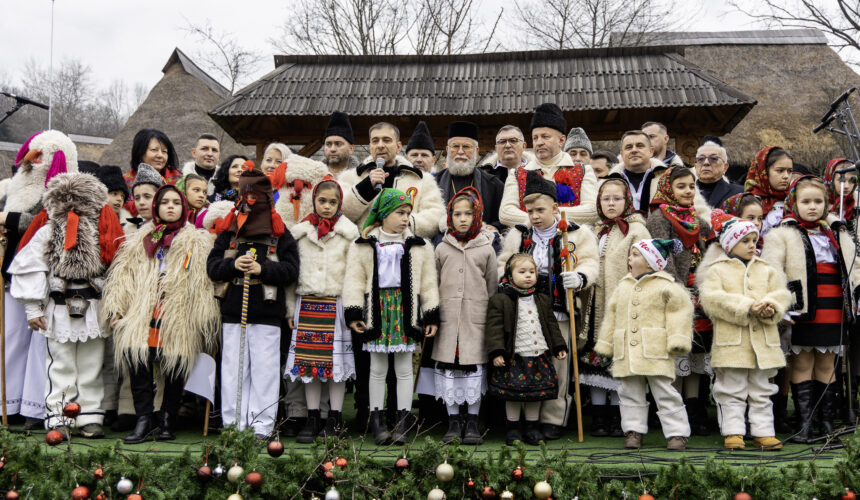 craciun in maramures inseamna traditii vii comunitati unite si mii de colindatori veniti la muzeul satului din baia mare 6947ba8c77c15