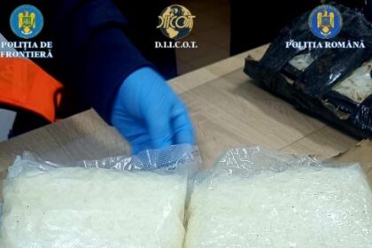 prinsi in flagrant trei tineri arestati preventiv pentru trafic de droguri 6936f56ec7d8d