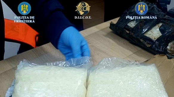 prinsi in flagrant trei tineri arestati preventiv pentru trafic de droguri 6936f56ec7d8d