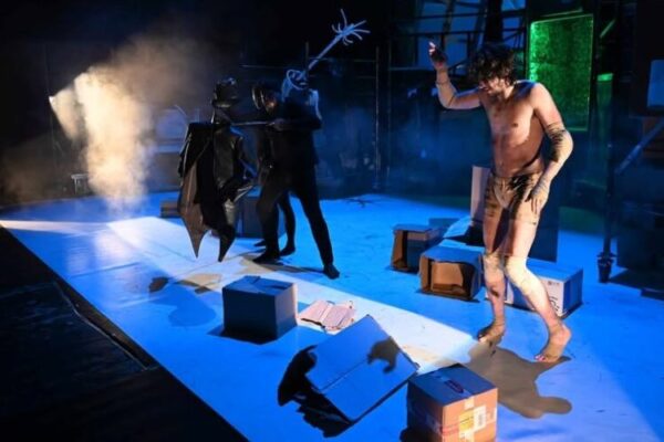 teatrul municipal baia mare pe scena gregor bazat pe metamorfoza de franz kafka 693e7e47728a8