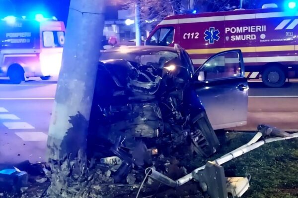 baia mare accident cu un ranit grav o masina a intrat intr un stalp de electricitate pe care l a rupt 697dcf7db7c75