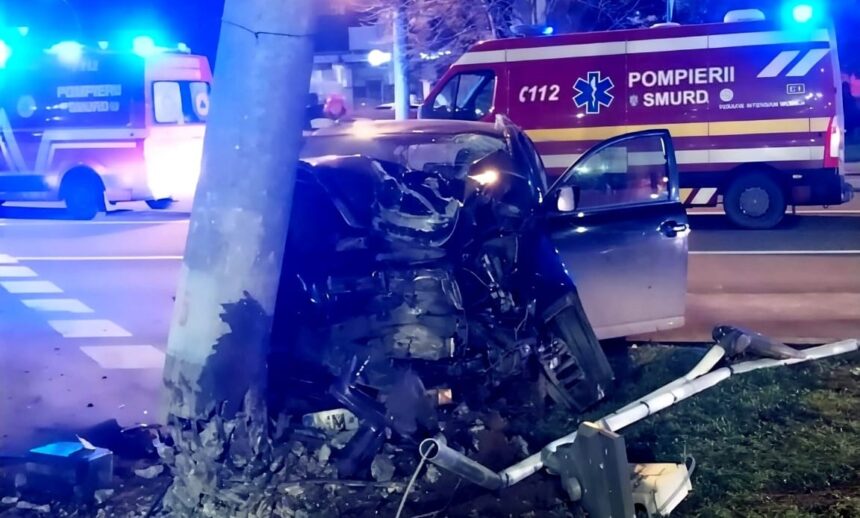 baia mare accident cu un ranit grav o masina a intrat intr un stalp de electricitate pe care l a rupt 697dcf7db7c75