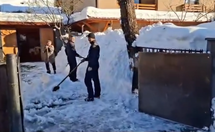 gest de omenie al jandarmilor montani de la cavnic au deszapezit curtea unei familii in varsta 696b70b9a3add