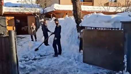 gest de omenie al jandarmilor montani de la cavnic au deszapezit curtea unei familii in varsta 696b70b9a3add