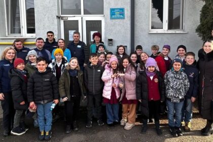 ijj martisoare si cadouri oferite de jandarmi si copii persoanelor varstnice de la caminul din baia sprie 69a16de681fd9