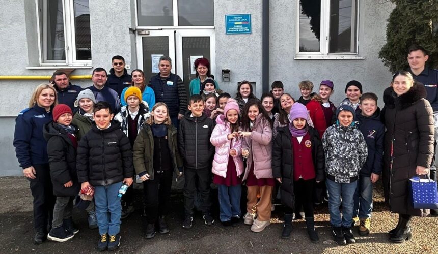 ijj martisoare si cadouri oferite de jandarmi si copii persoanelor varstnice de la caminul din baia sprie 69a16de681fd9