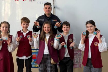 jandarmii si copiii pregatesc martisoare pentru persoanele varstnice 699d7e2a6e015