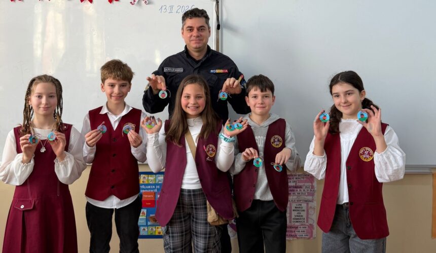 jandarmii si copiii pregatesc martisoare pentru persoanele varstnice 699d7e2a6e015