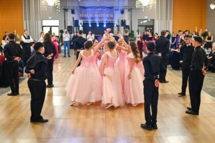 liceul teoretic leowey klara din sighetu marmatiei si a sarbatorit elevii de clasa a xii a la balul de absolvire 69944bb9048d3