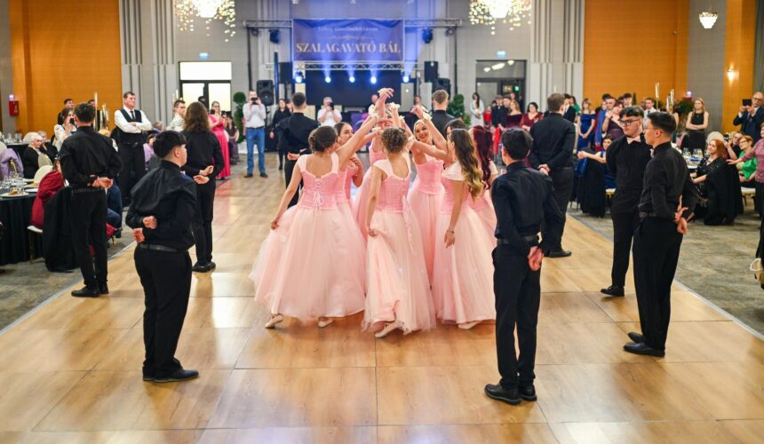 liceul teoretic leowey klara din sighetu marmatiei si a sarbatorit elevii de clasa a xii a la balul de absolvire 69944bb9048d3