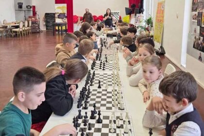zeci de copii din targu lapus au pasit in lumea fascinanta a sahului 699e143a6b07f