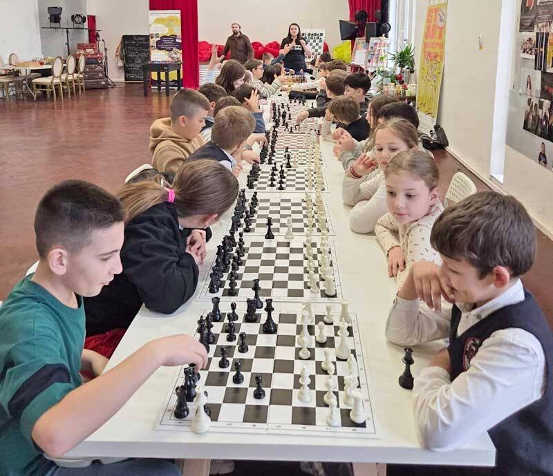 zeci de copii din targu lapus au pasit in lumea fascinanta a sahului 699e143a6b07f