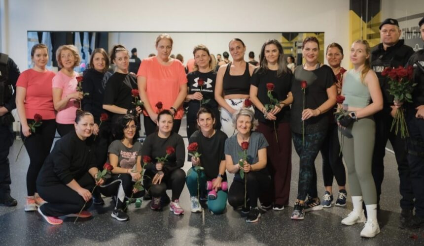 baia mare jandarmii au oferit trandafiri doamnelor la o sala de fitness 69abf2c864bb8