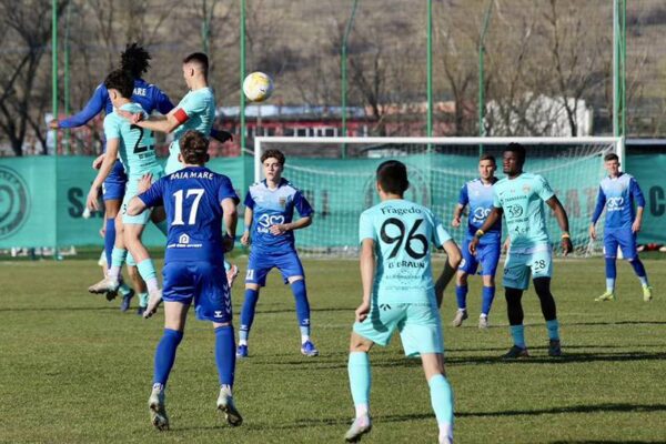 fotbal urat intre doua echipe cu pretentii de play off 69b7c833838cf