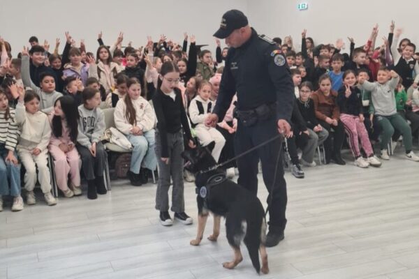 politia de frontiera toader koman si partenerul sau canin guapa la scoala gimnaziala nr 9 din borsa 69cbca572af98