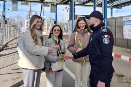 politistii de frontiera au adus zambete doamnelor si domnisoarelor din trafic 69ad9fe4f1d4f