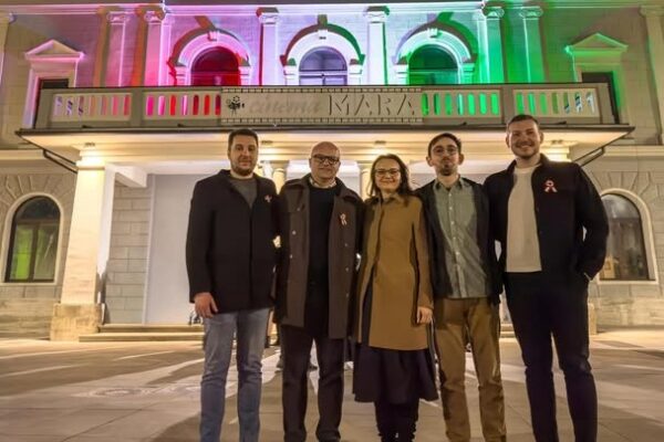 sighetu marmatiei cinematograful mara iluminat in culorile rosu alb verde de ziua maghiarilor de pretutindeni 69b716237c6e7