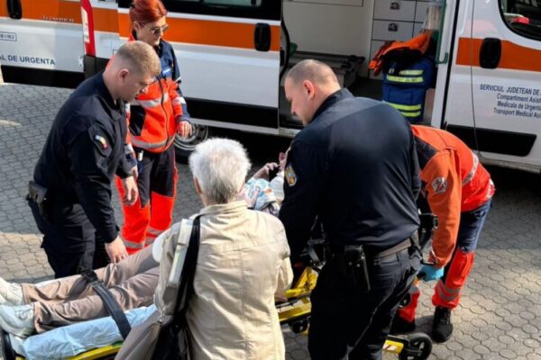 sprijin acordat de jandarmi unei mame cu un bebelus in brate careia i s a facut rau in fata palatului de justitie din baia mare 69c3d80f8e929